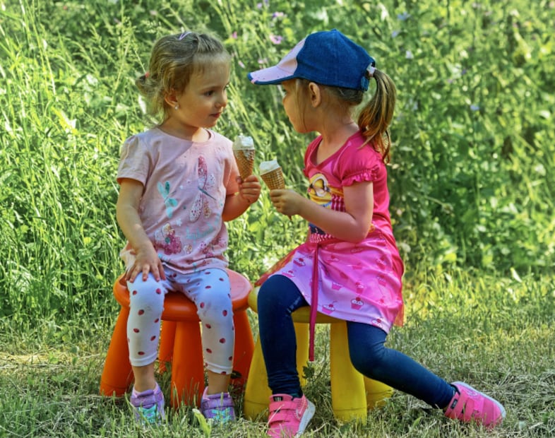 Niñas comiendo helado (Foto: Pixabay)