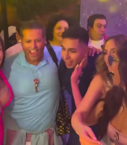 Galilea Montijo tocando la cara de Ese Pérez (Vía: X)