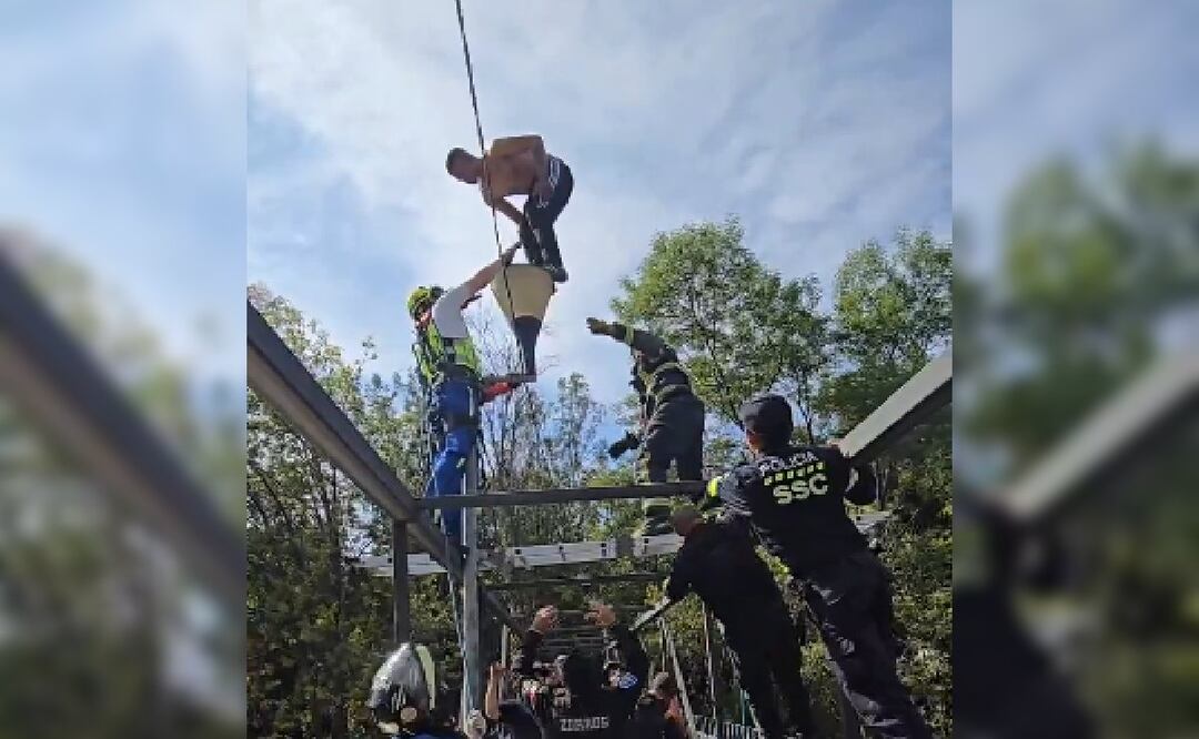 VIDEO: Pemex le salva la vida a un hombre que se aventó de un puente peatonal en la Cuauhtémoc