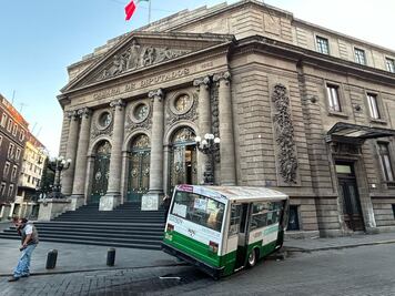 Policías se pasan el alto y provocan aparatoso choque; un microbús casi sube al Congreso de CDMX