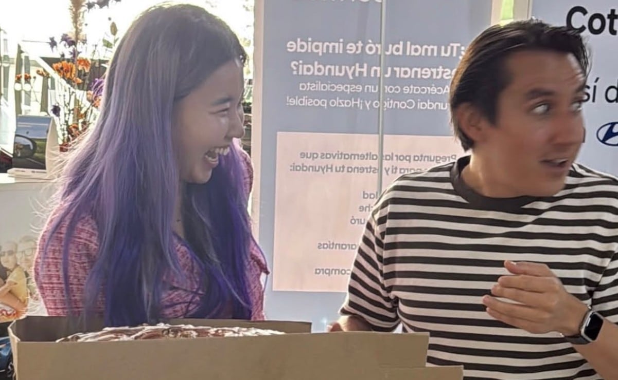 Chingu Amiga le regresa la pedida de mano a su novio sorprendiéndolo con semejante regalote