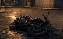 Biker sale proyectado y muere tras choque contra camioneta, en Tláhuac