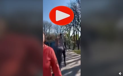 VIDEO: Señora que bailaba zumba agrede violentamente a skater, ambos querían hacer ejercicio