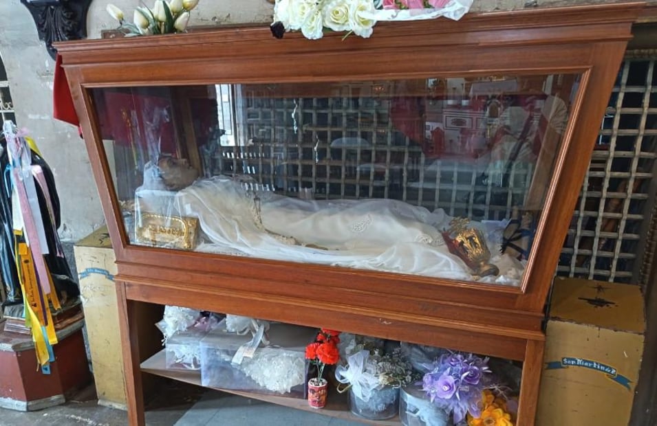 La santa de CDMX que guarda huesos reales y es buscada por mujeres para dejar la soltería. Foto: (Luis Alcántar / Especial)