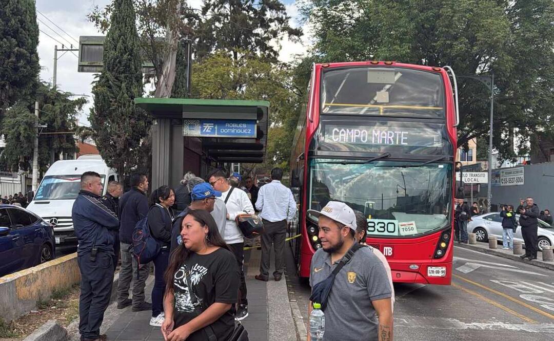 Tragedia en Metrobús: Fallece mujer tras caer del segundo piso de la unidad