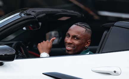 ¡Los goles dejan millones! Quiñones presume su nuevo Corvette de lujo