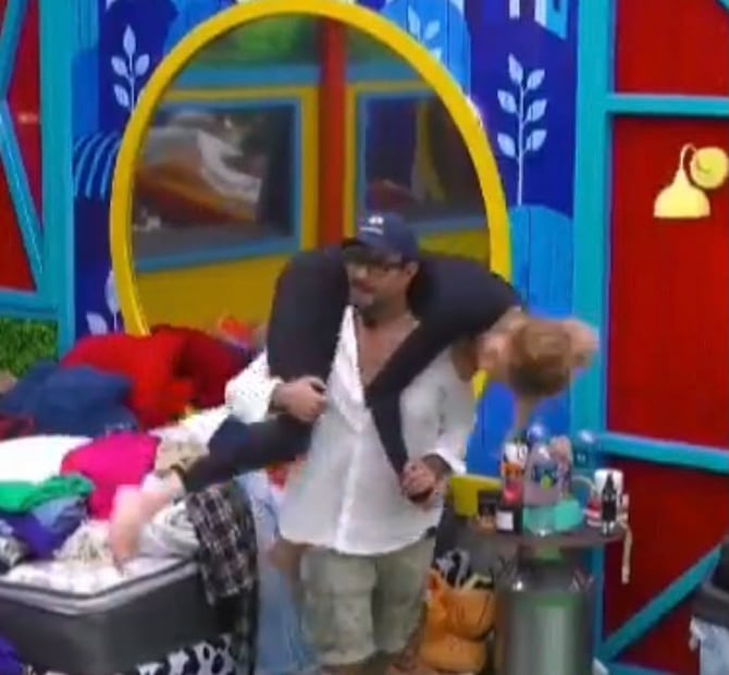 Pablo Montero cargando a Natalia Alcocer (Vía: La Granja VIP)