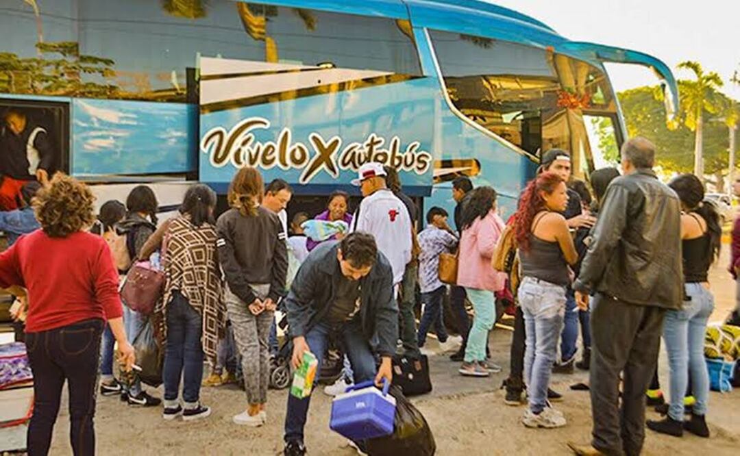 Regresan en 215 autobuses a turistas que andaban acapulqueando cuando pegó Otis