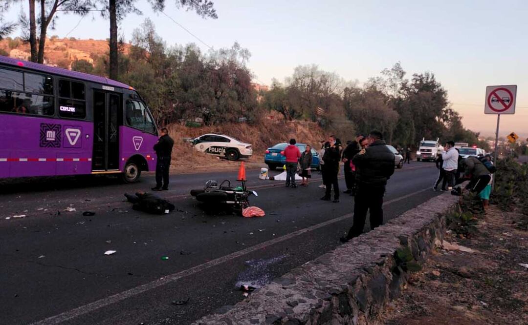 El cuerpo del policía y la víctima quedaron tendidos sobre la carretera.