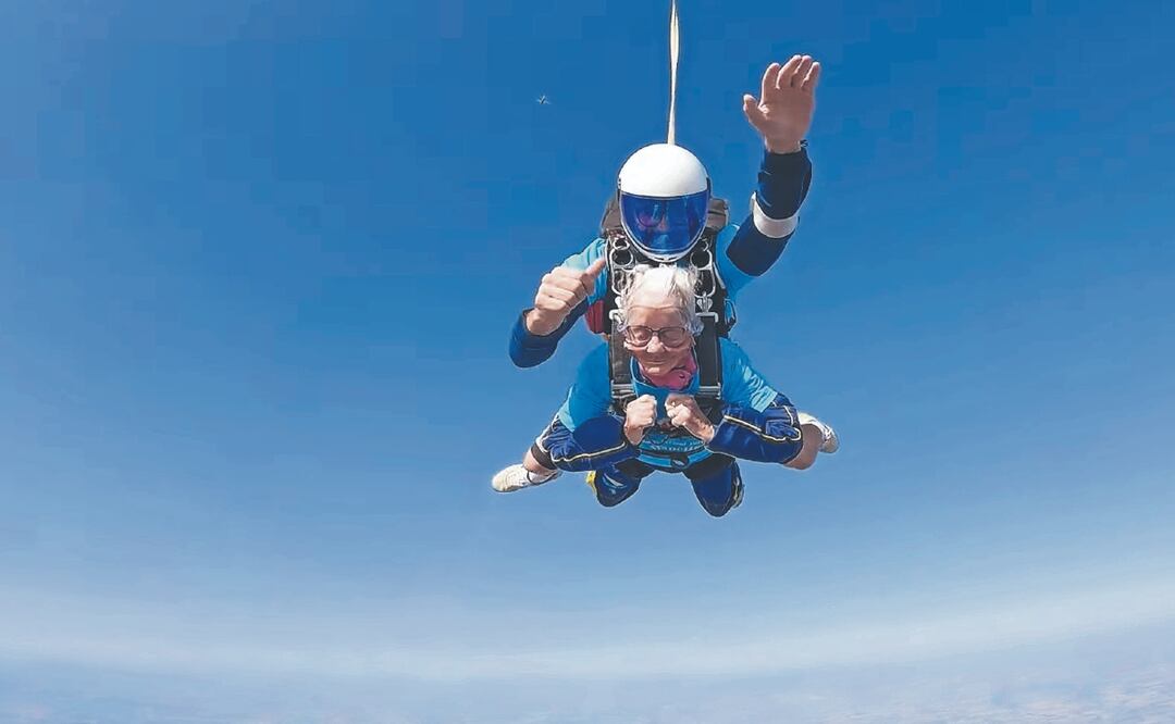 Abuela celebra cumpleaños 102 al aventarse desde 2,100 metros de altura