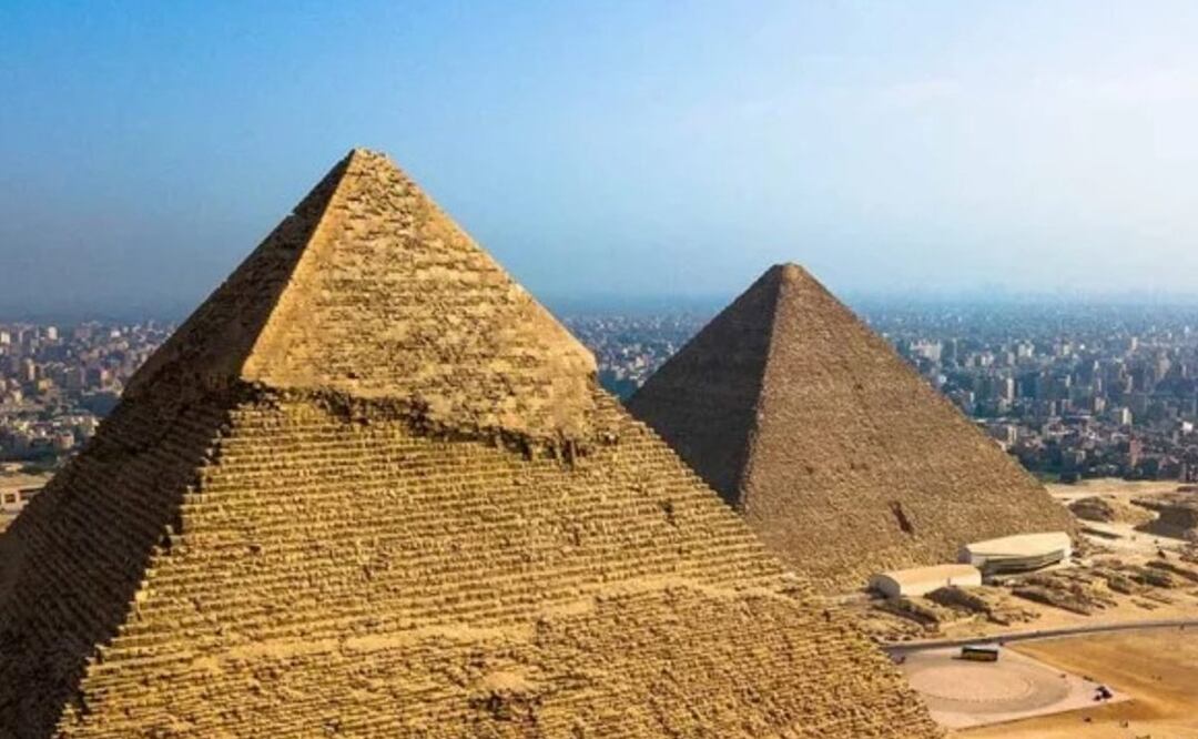 Captan a lomito que merodeaba en la cima de la Pirámide de Giza
