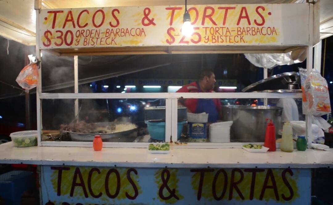 En puesto de tacos surten 11 plomazos a un hombre, lo dejan agujerado frente a su mamá, en la Cuauhtémoc