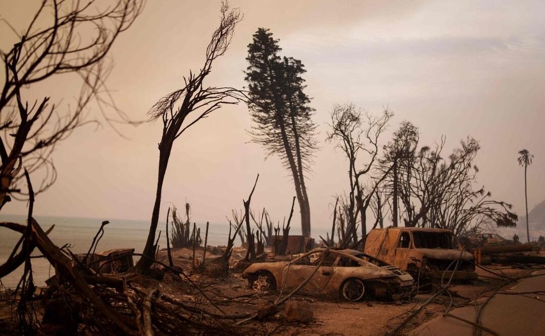 Los vientos de Santa Ana atizan incendios en Los Ángeles