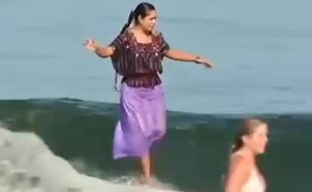 Surfista mexicana doma a las olas con todo y huipil