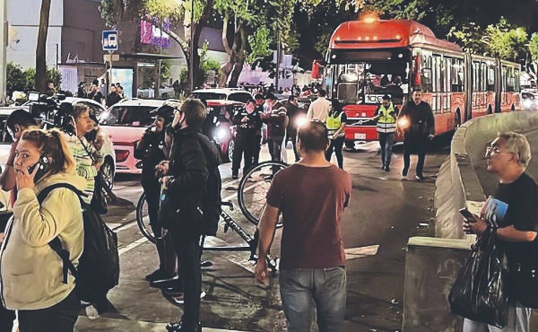 Mal día en Buenavista, mujer muere frente a su hijo por rebasar la línea del Metrobús