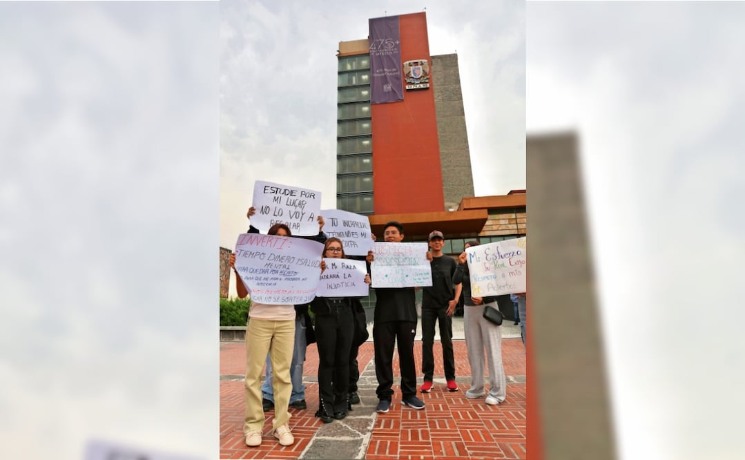 Un grupo de estudiantes se manifestó a las afueras de Ciudad Universitaria para expresar su inconformidad con la decisión de la UNAM de aplicar un examen de control a aspirantes admitidos. Foto: Osmar Alvarado / EL GRÁFICO