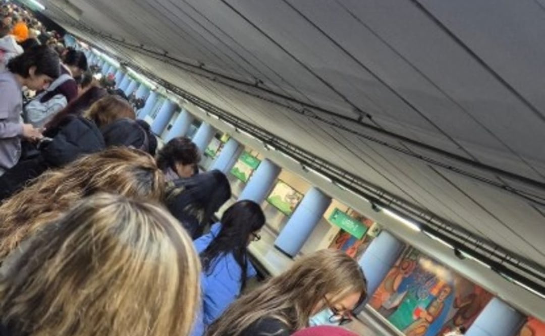 Línea 8 del Metro CDMX con retrasos y estaciones saturadas ¿Qué está pasando?. Foto: (Redes Sociales)