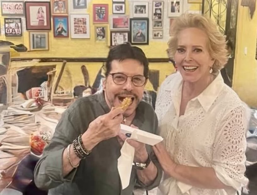 Juan José Origel, disfrutando de un churro de Chocolates Churros San Agustin (Foto: Facebook)