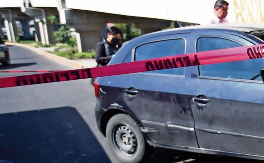 Enfermera del IMSS se mata al chocar su auto contra un puente, en Ecatepec