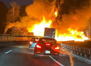 VIDEO: Explosión de pipa en la Autopista México - Puebla cierra la vialidad en ambos sentidos