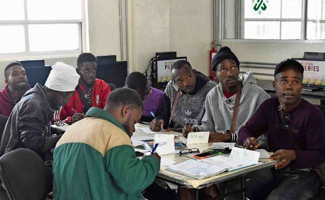 Haitianos acuden a Pilares en Milpa Alta para aprender español y hasta bailar salsa