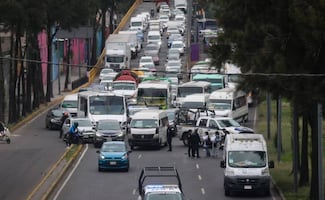 Motociclista intenta esquivar una camioneta y termina muerto al pegar contra un camión sobre Periférico