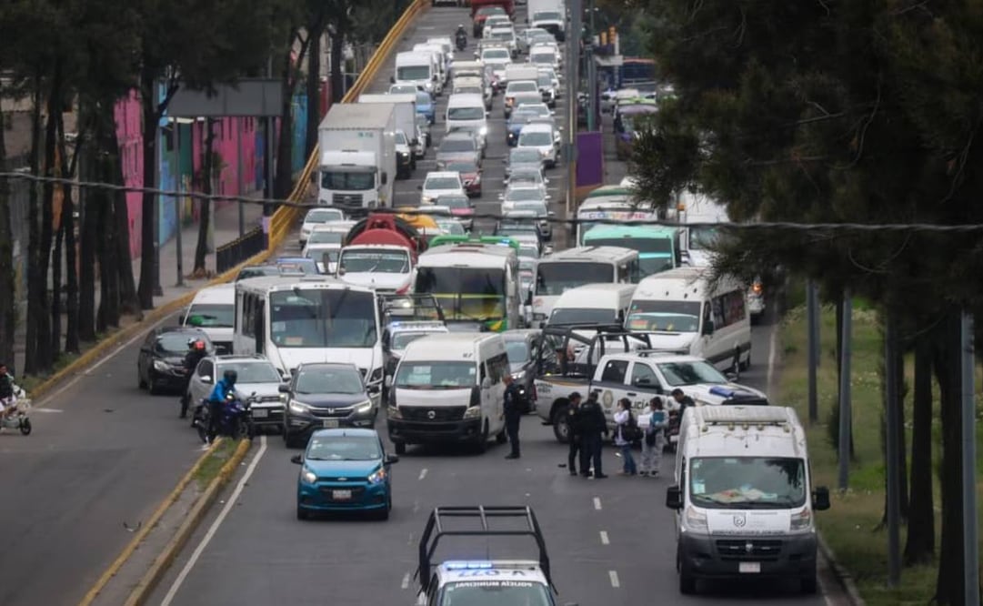Motociclista muere al pegar contra una camioneta sobre Periférico. Foto: (Luis Camacho)