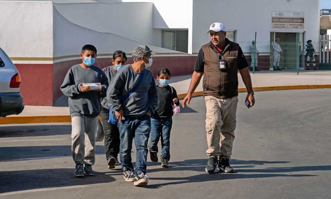 Cruce fronterizo en Nogales: Migrantes enfrentan la alambrada y vigilancia extrema