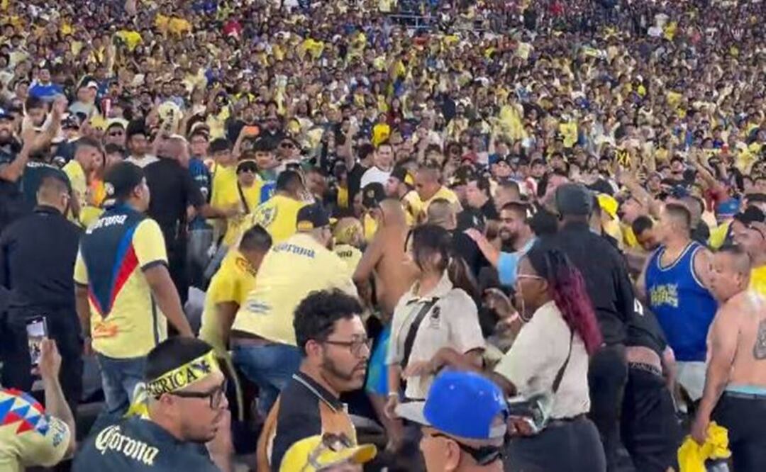 VIDEO: Aficionados del América se calientan y protagonizan pelea durante el Clásico Nacional