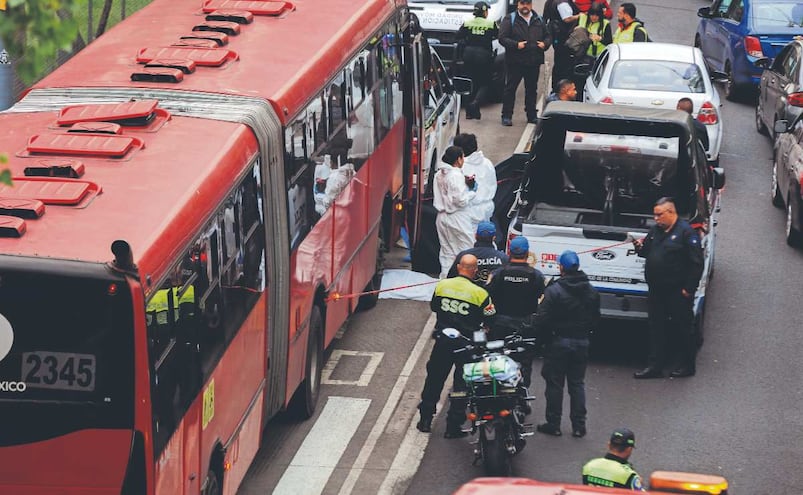 Intenta cruzar la calle y termina en el otro lado arrollada por el Metrobús en Hipódromo Condesa