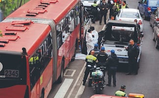 Intenta cruzar la calle y termina en el otro lado arrollada por el Metrobús en Hipódromo Condesa