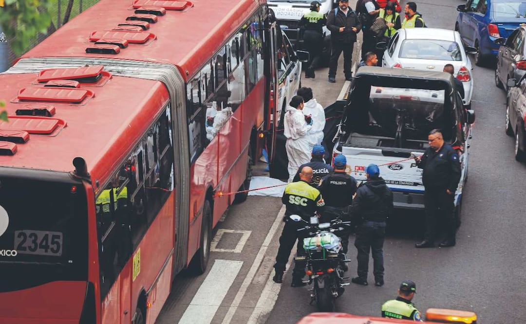 Intenta cruzar la calle y termina en el otro lado arrollada por el Metrobús en Hipódromo Condesa. (Osmar Alvarado)