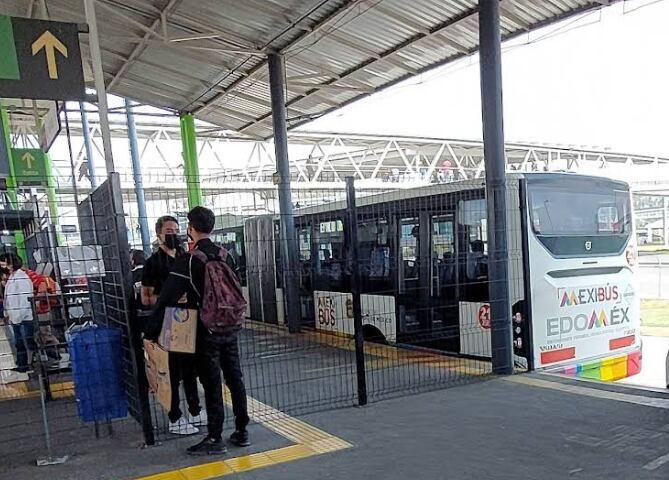 Chofer de pipa invade carril del Mexibús y se lleva de corbata a mujer ...