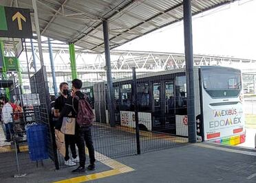 Chofer de pipa invade carril del Mexibús y se lleva de corbata a mujer, ¿y pensó que podía huir?