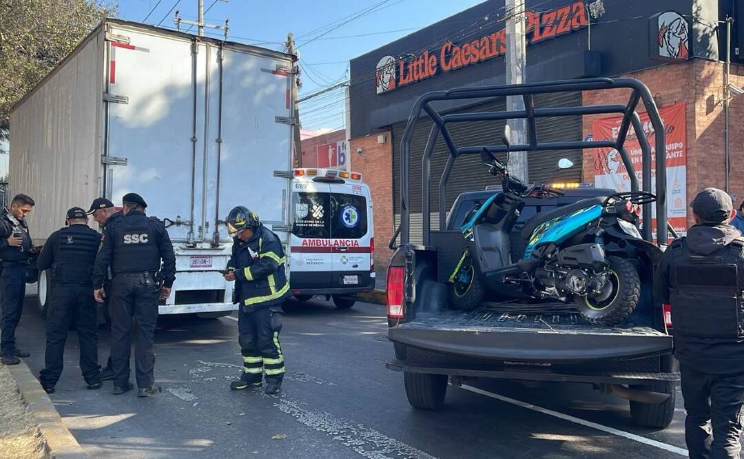 Motociclista es arrollada por camión y vive para contarla, en Iztacalco