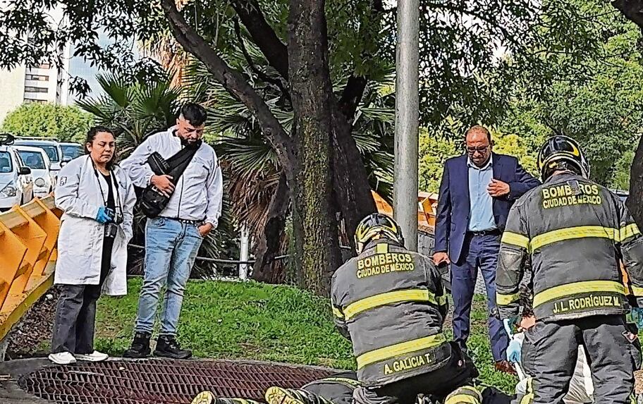 Amigos piden ayuda porque no despertaba, lo hallan muerto dentro de un ducto en la Miguel Hidalgo