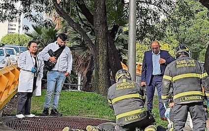 Amigos piden ayuda porque no despertaba, lo hallan muerto dentro de un ducto en la Miguel Hidalgo