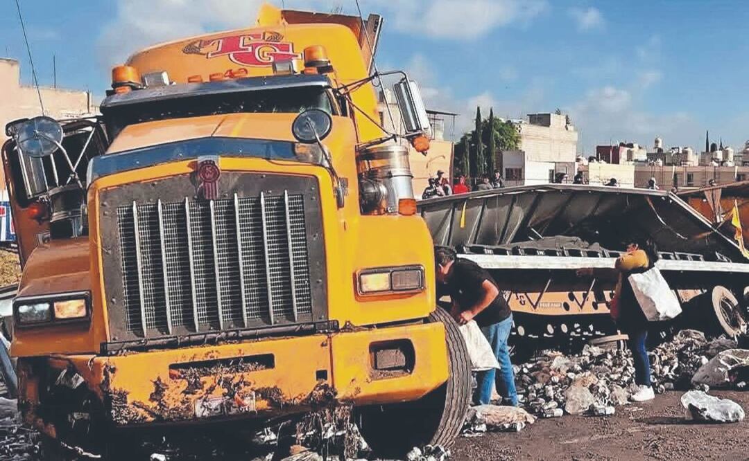 Foto: Especiales (Habitantes de Ecatepec roban cervezas con diablitos y carretillas tras volcadura de tráiler)