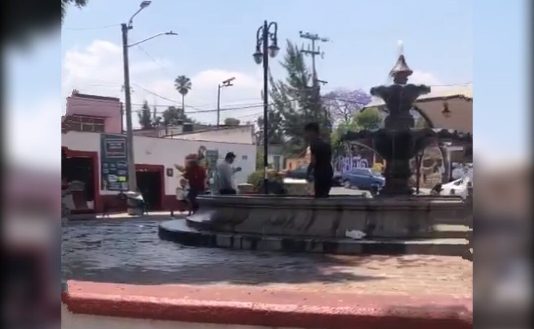 Alcalde de Xochimilco llena fuente con pipas para mojarse en Sábado de Gloria