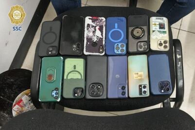 Chamaco y mujer son apañados por andar bolseando durante el Grito en el zócalo, traían más de 20 celulares ajenos