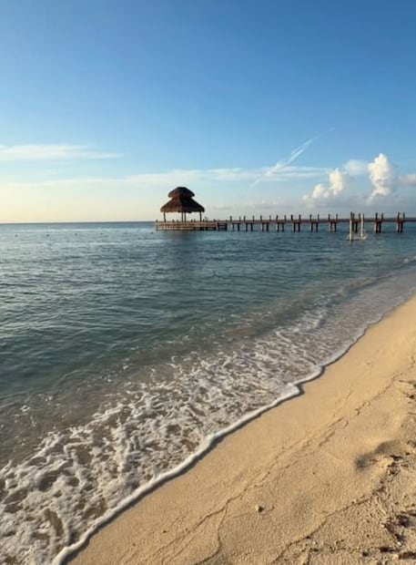 Tabata presumiendo el muelle y el mar (Vía: Instagram)