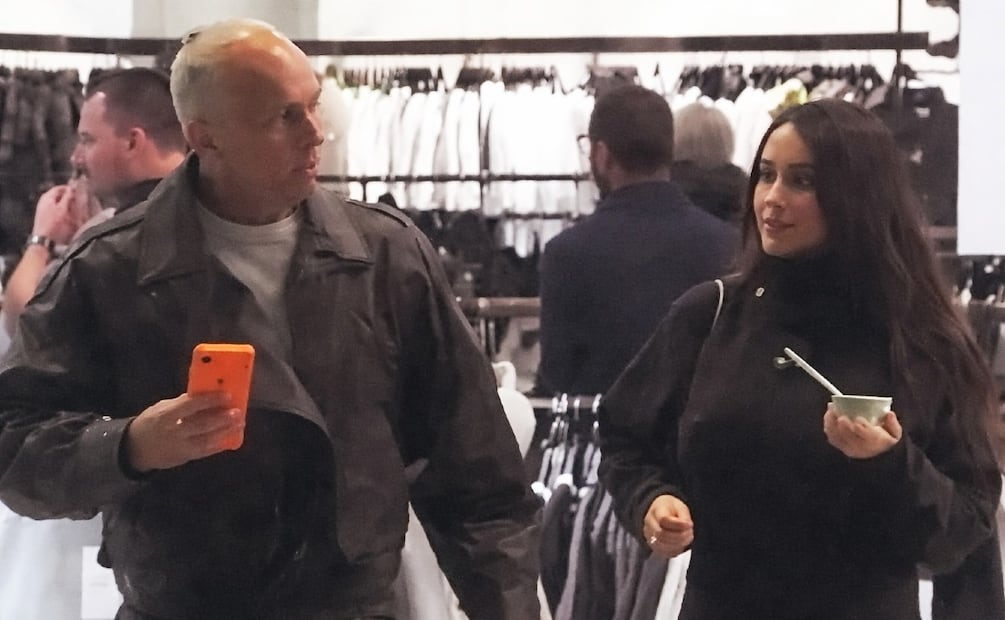 ¿Nuevo amor? Captan a Erik Rubín muy cariñoso con misteriosa mujer
Imagen: Especial