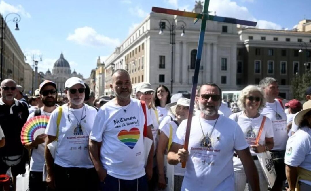 Histórico: católicos LGBTQ+ cruzan la Puerta Santa en Roma por el Año Santo
Imagen: AFP