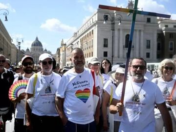 Histórico: católicos LGBTQ+ cruzan la Puerta Santa en Roma por el Año Santo