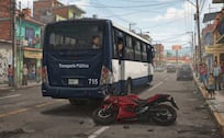 Motociclista le llega por atrás a camión de pasajeros y muere en el Edomex