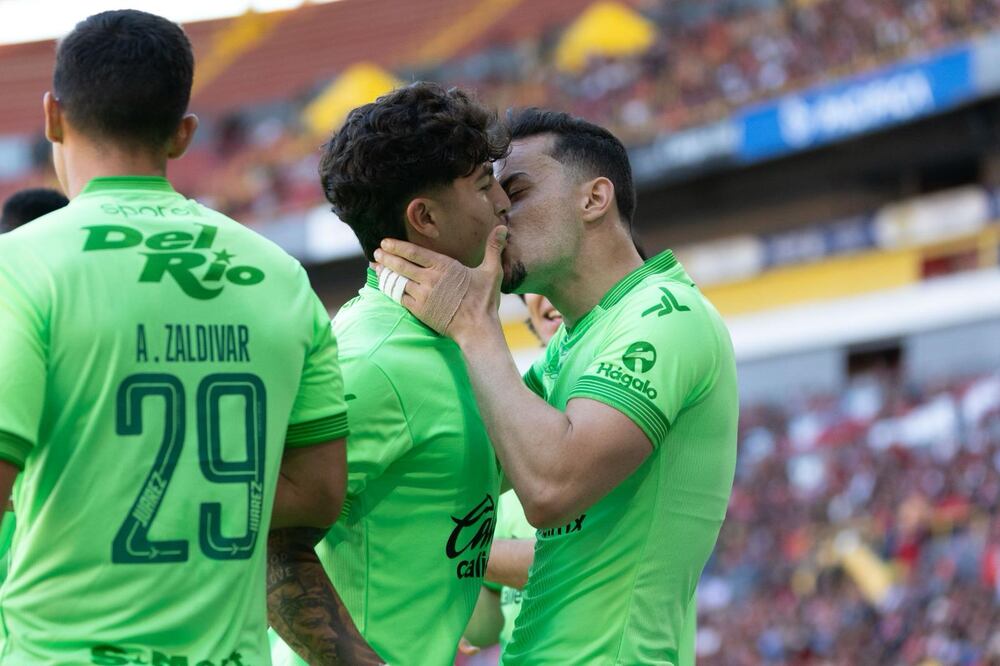 Guilherme Castilho besa a Denzell García en festejo de gol del FC Juárez. Foto: (Imago7)