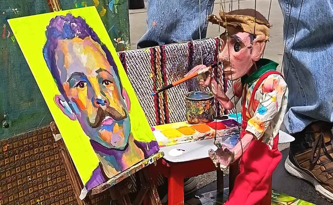 ¿Una marioneta que pinta retratos? Una historia que conquista las calles del Centro de la CDMX (Foto: Luis Alcántar)