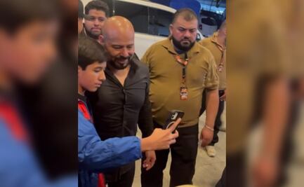 VIDEO: Fan pide foto y termina golpeado ¿Qué grupo musical lo ninguneó?
