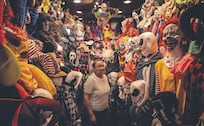 ¡Se sueltan los payasos! Chilangos buscan el disfraz más terrorífico en el Mercado de Sonora