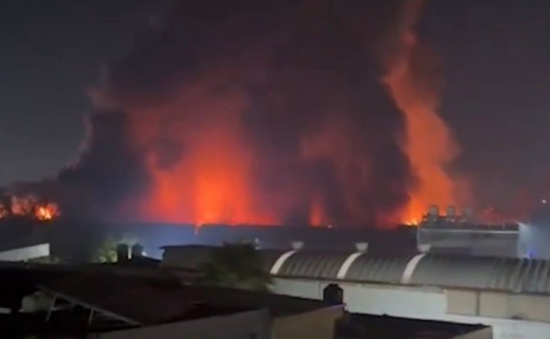 Incendio en Xochimilco consume fábrica de plásticos, el Tren Ligero suspendió el servicio. Foto: (Especial)